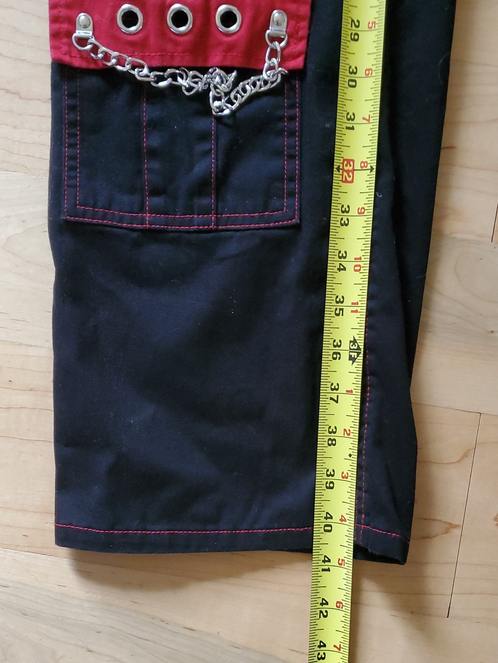Hot Topic Black Cargo Pants with Red Accents and Chains Size 0 - Picture 6 of 9